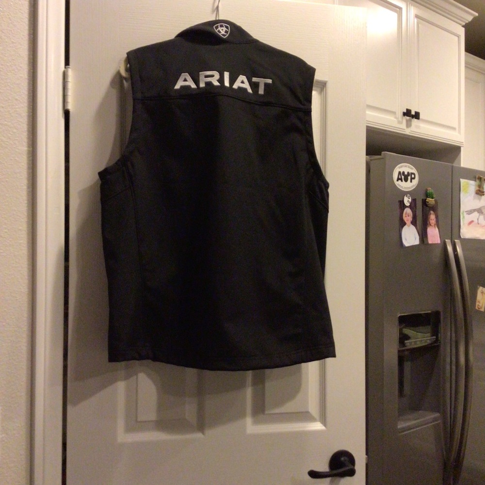 Brand new, never worn wind and water resistant Ariat men’s vest.